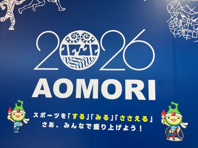 【10月の活動報告】
休みなしの10月でしたが、大変充実した実りのある日を過ごすことができました！①青の煌めき　あおもり国スポ
スポーツクライミング競技に3日間帯同しました！
会場は青森市、宿泊先は安比高原と2時間のバス移動は大変でした💦国スポあるあるですが、、、今大会でも、宿舎でのケア、大会当日のウォーミングアップ指導などを行いました😊
宮崎市の大山先生とタッグで対応できたのでとても心強かったです！
選手のみんなも自分の持っている力をしっかりと出せたと思います♪
来年の宮崎国スポに向けてサポート頑張ります💪②日本社会医療学会
1日目　東京都、兵庫県、熊本県、大分県の柔道整復師の20名の先生方で意見交換会や懇親会がありました。
この業界の発展のために尽力される先生方の話はとても学びとなり、身の引き締まる1日でした。2日目　学会本大会
5月から準備委員会として携わってきて、無事に終えることができました。他職種の医療従事者と関わることができ、横のつながりも増えました。③九州学術大会　長崎大会
1日目は前夜祭🍺、2日目は学術大会📖が行われました。
前夜祭では九州各県の先生方と沢山の話ができました🍻
2日目の学術大会では骨粗鬆症の最新情報を学ぶことができ、患者様への対応に役立てていきたいと思います！④スタッフ　甲斐さんの送別会
7年半年勤めて頂きました、甲斐さんが退職されました😭
お母さんの介護もあるためです。
みやこスポーツ整骨院の為に、夜遅くまで頑張って頂きました🙇‍♂️
沢山の患者様にも愛された甲斐さん！
みやこスポーツ整骨院の宝でした💎スタッフ全員で盛大に送別会を行いました🍻
甲斐さん、本当にありがとうございました😊そして、だいぶ家を空けてしまい寂しい思いをさせてしまった子供達、それでも快く送り出してくれる妻に感謝です🥲この学びを日々の施術に活かしていきます‼️